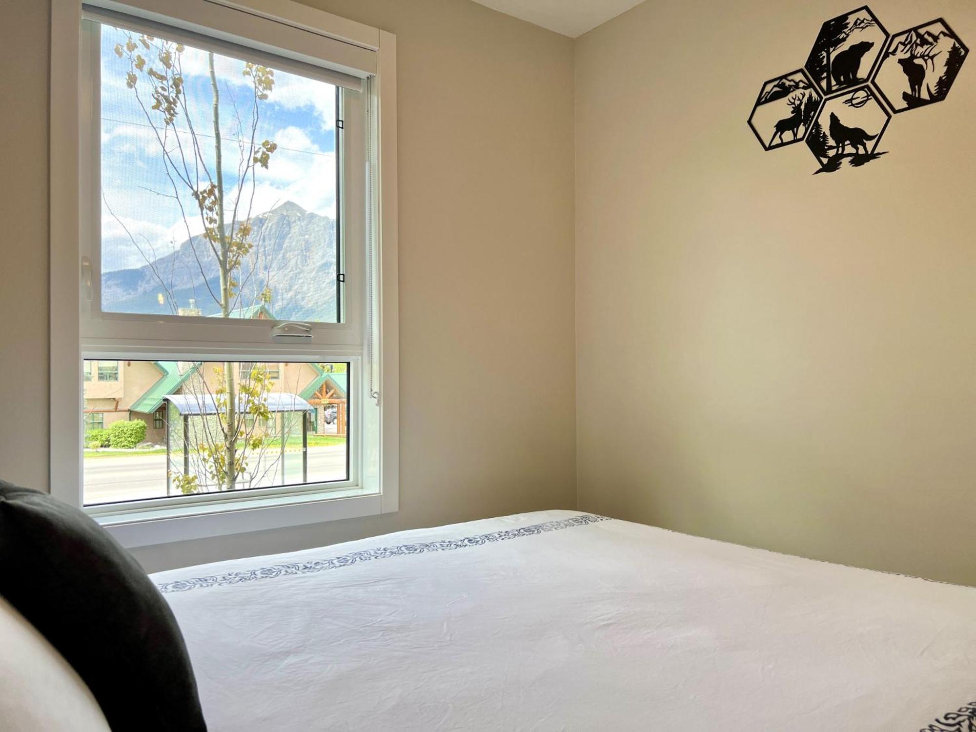Brand New 2br With Outdoor Swimming Pool And Hot Tub Canmore