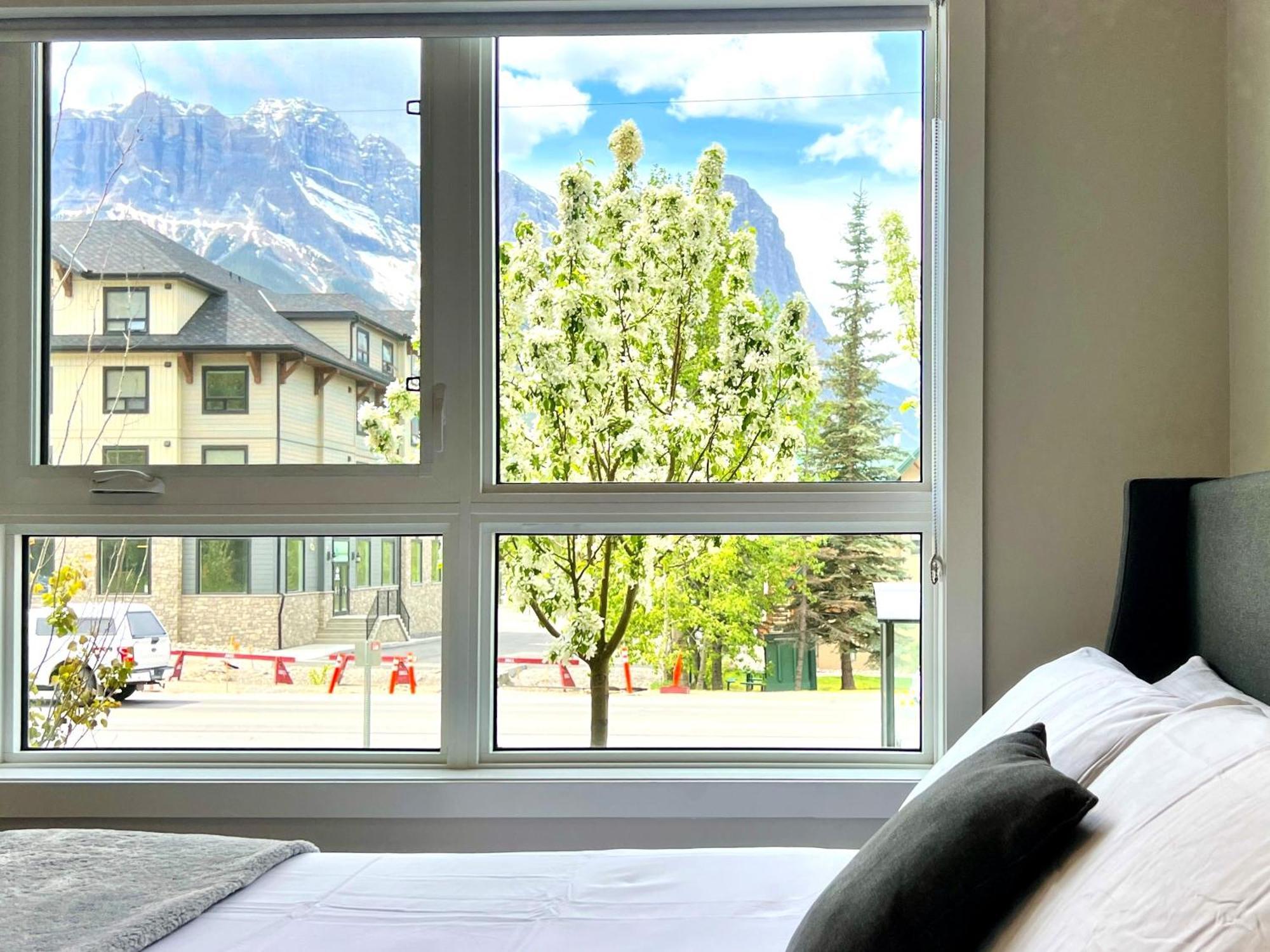 Apartment Brand New 2br With Outdoor Swimming Pool And Hot Tub *